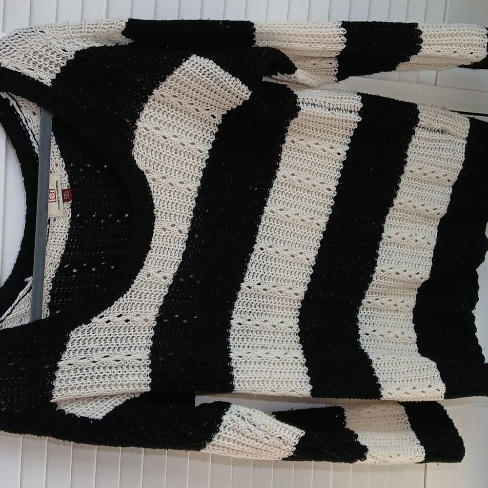 Grandma knit sweater black and white stripped